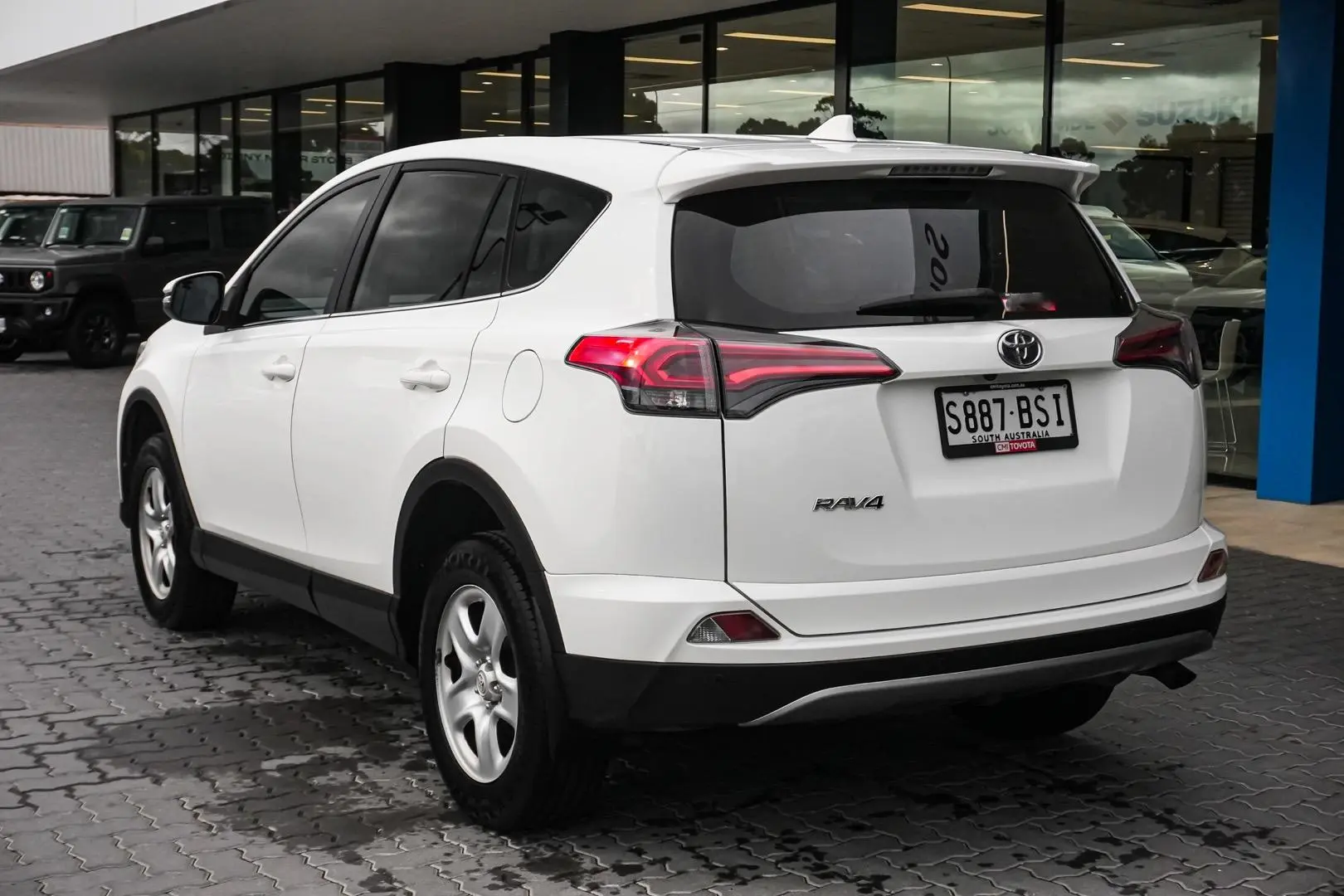 2017 Toyota RAV4 Gallery Image 3