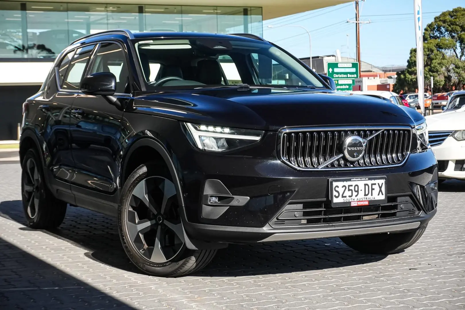 2023 Volvo XC40 Gallery Image 2