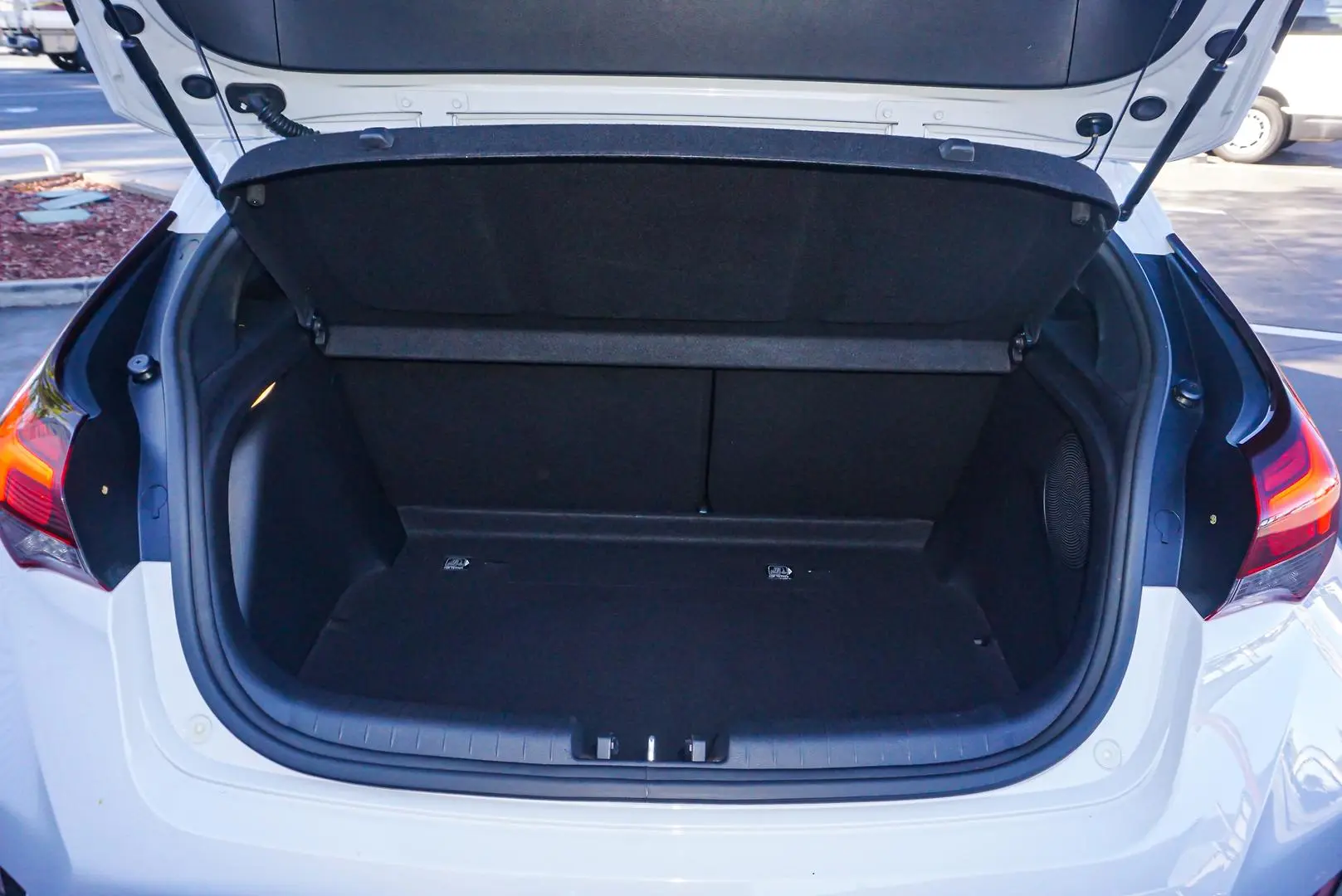 2019 Hyundai Veloster Gallery Image 9