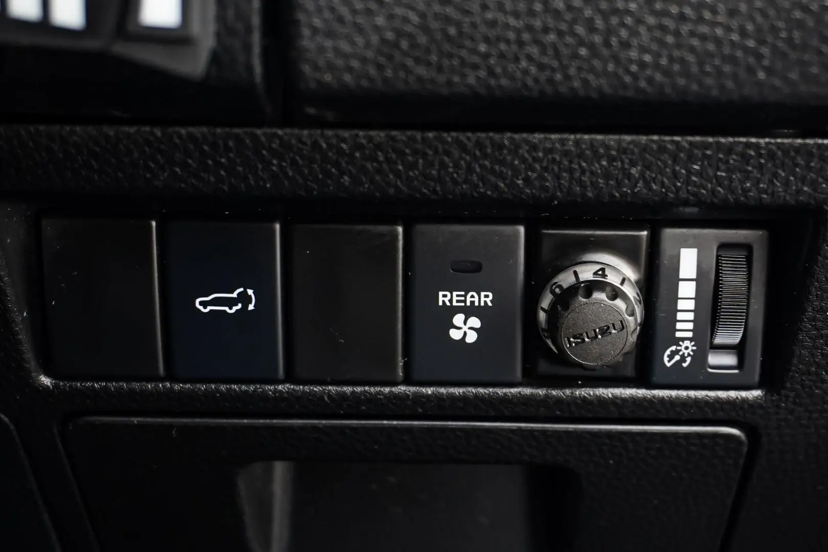 2022 Isuzu MU-X Gallery Image 30