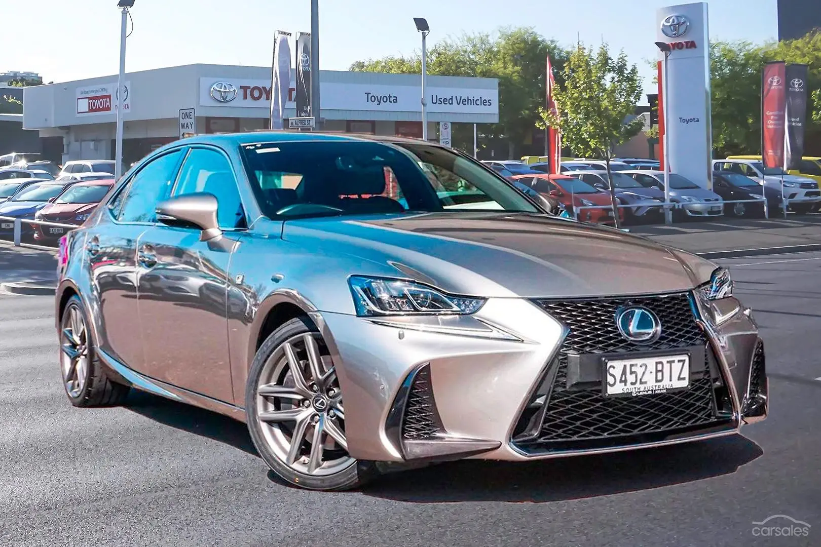 2018 Lexus IS Image 1