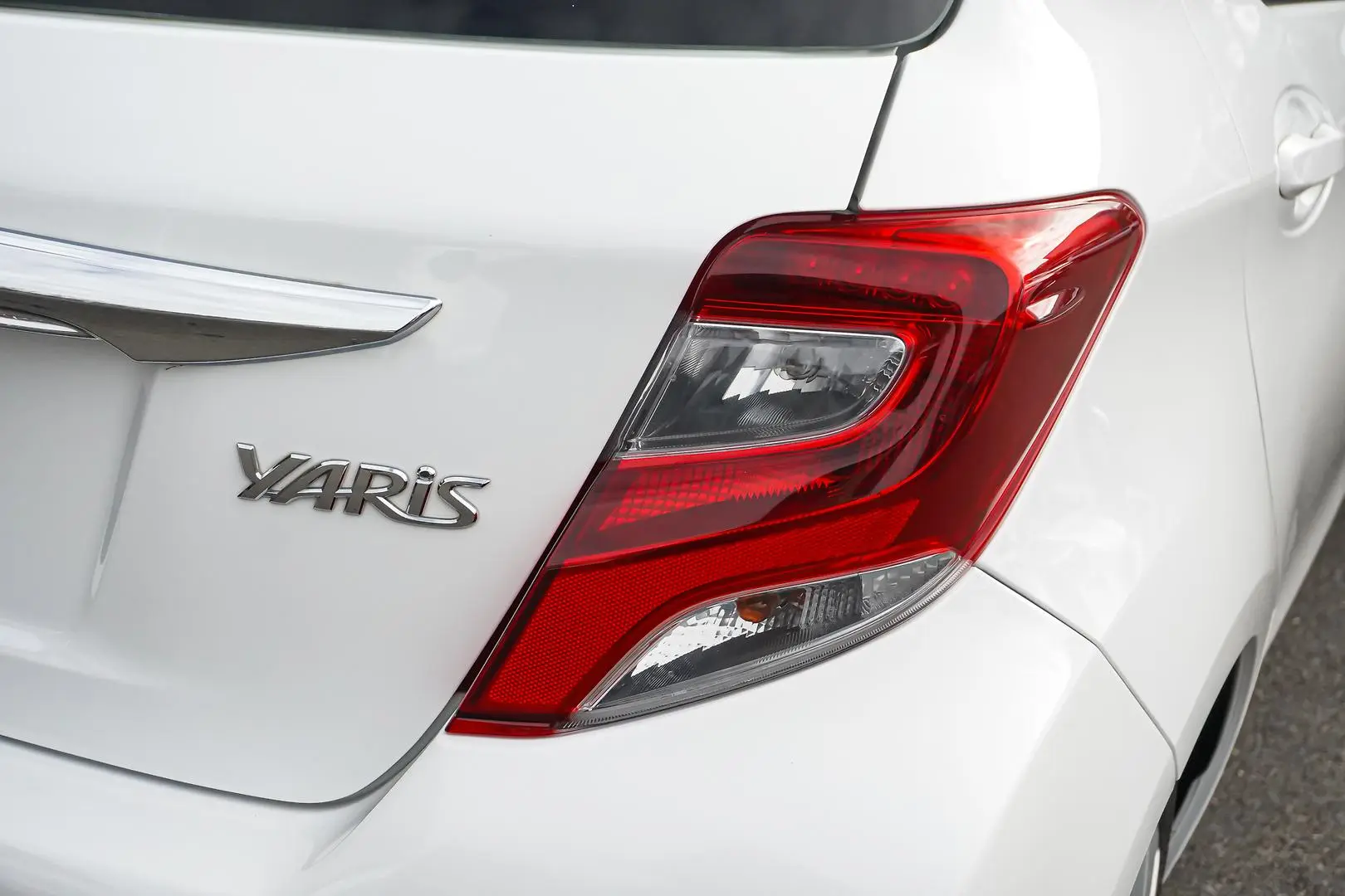2016 Toyota Yaris Gallery Image 13
