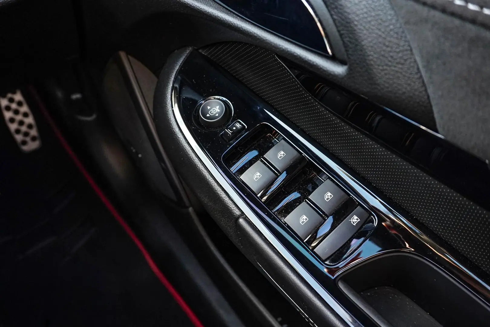 2017 Holden Commodore Gallery Image 23