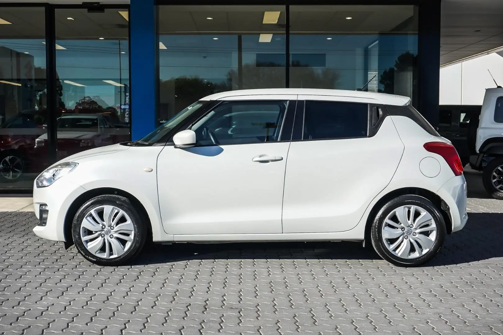 2020 Suzuki Swift Gallery Image 4