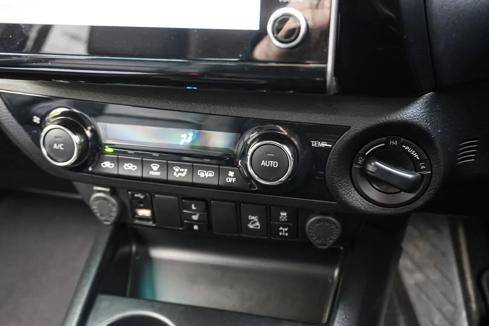 2020 Toyota Hilux Gallery Image 23