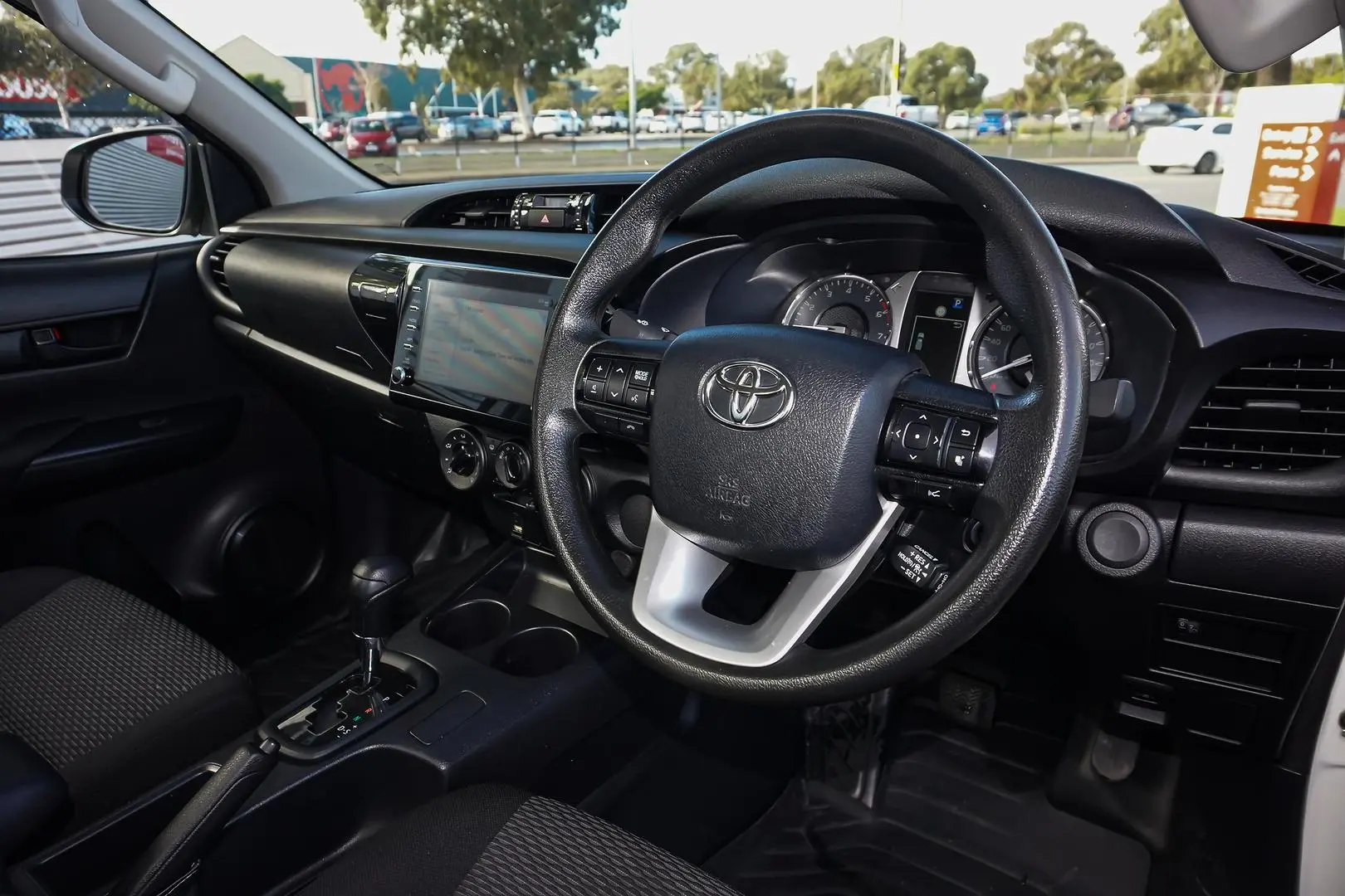 2022 Toyota Hilux Gallery Image 7