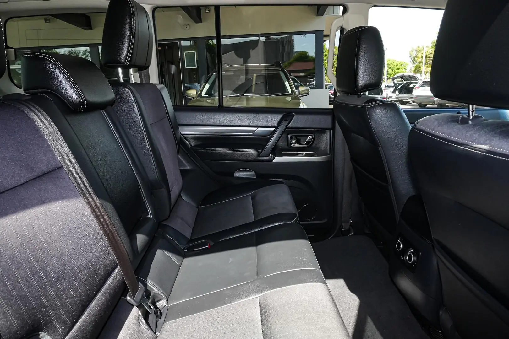 2017 Mitsubishi Pajero Gallery Image 12