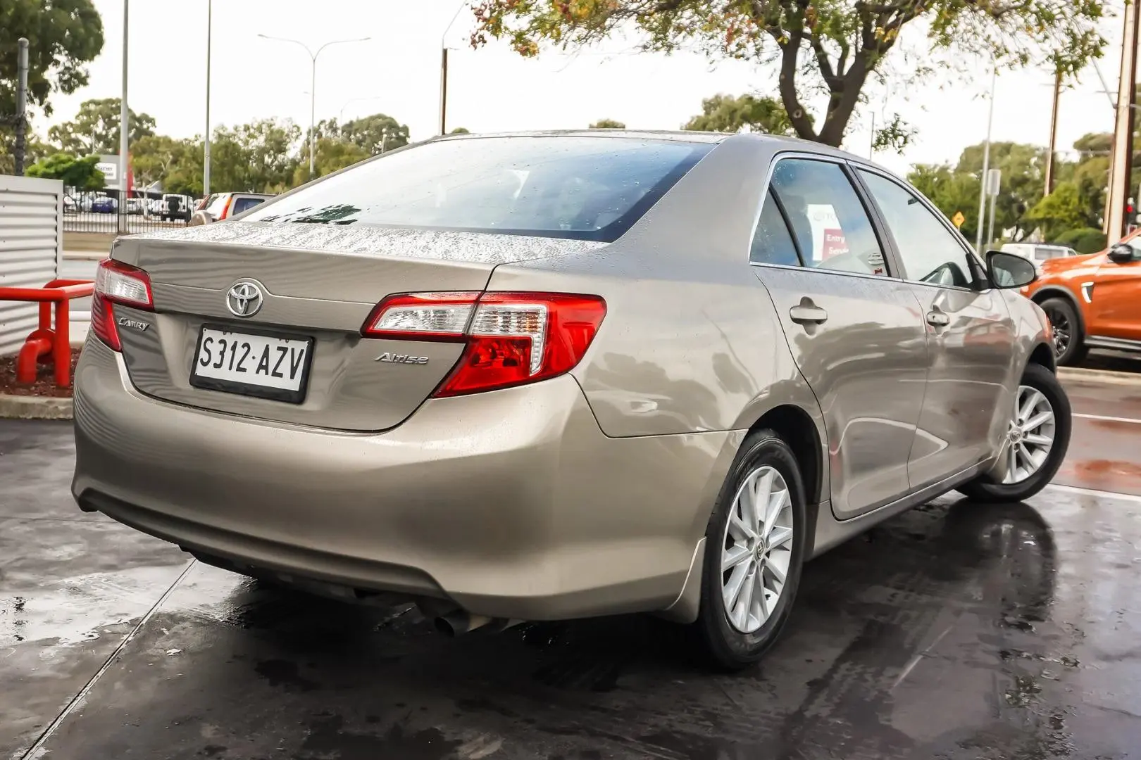 2013 Toyota Camry Gallery Image 3