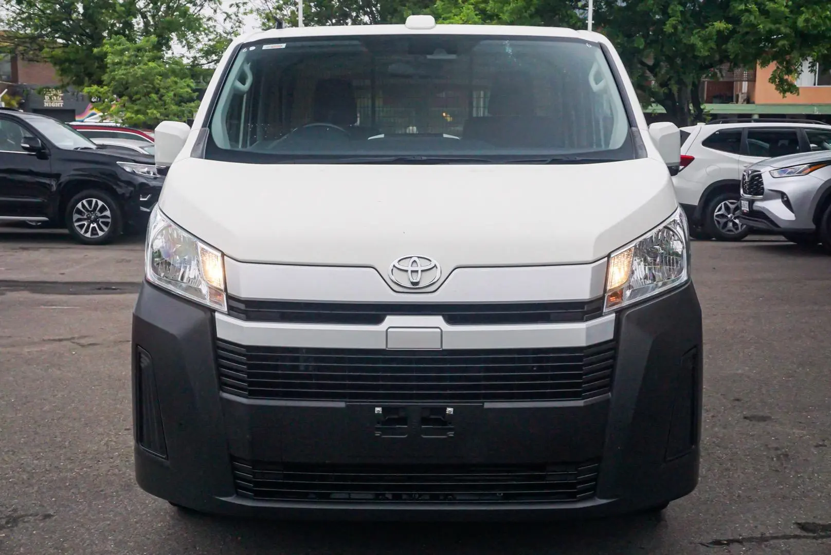 2021 Toyota Hiace Image 4