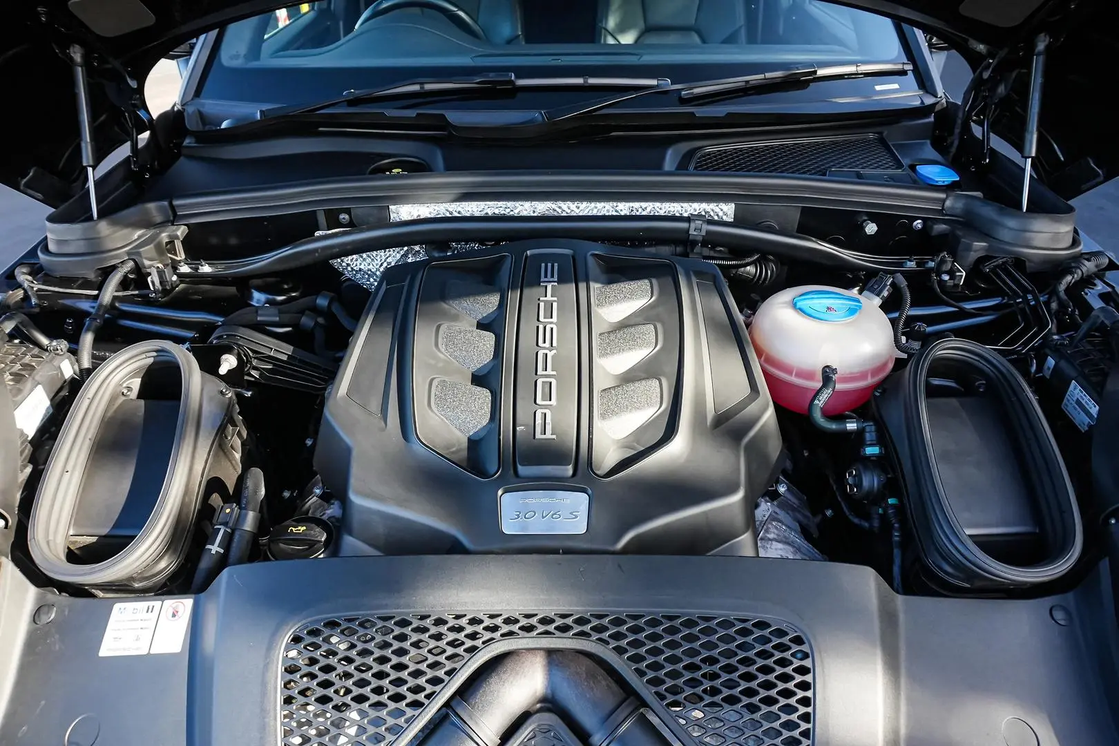 2018 Porsche Macan Gallery Image 23