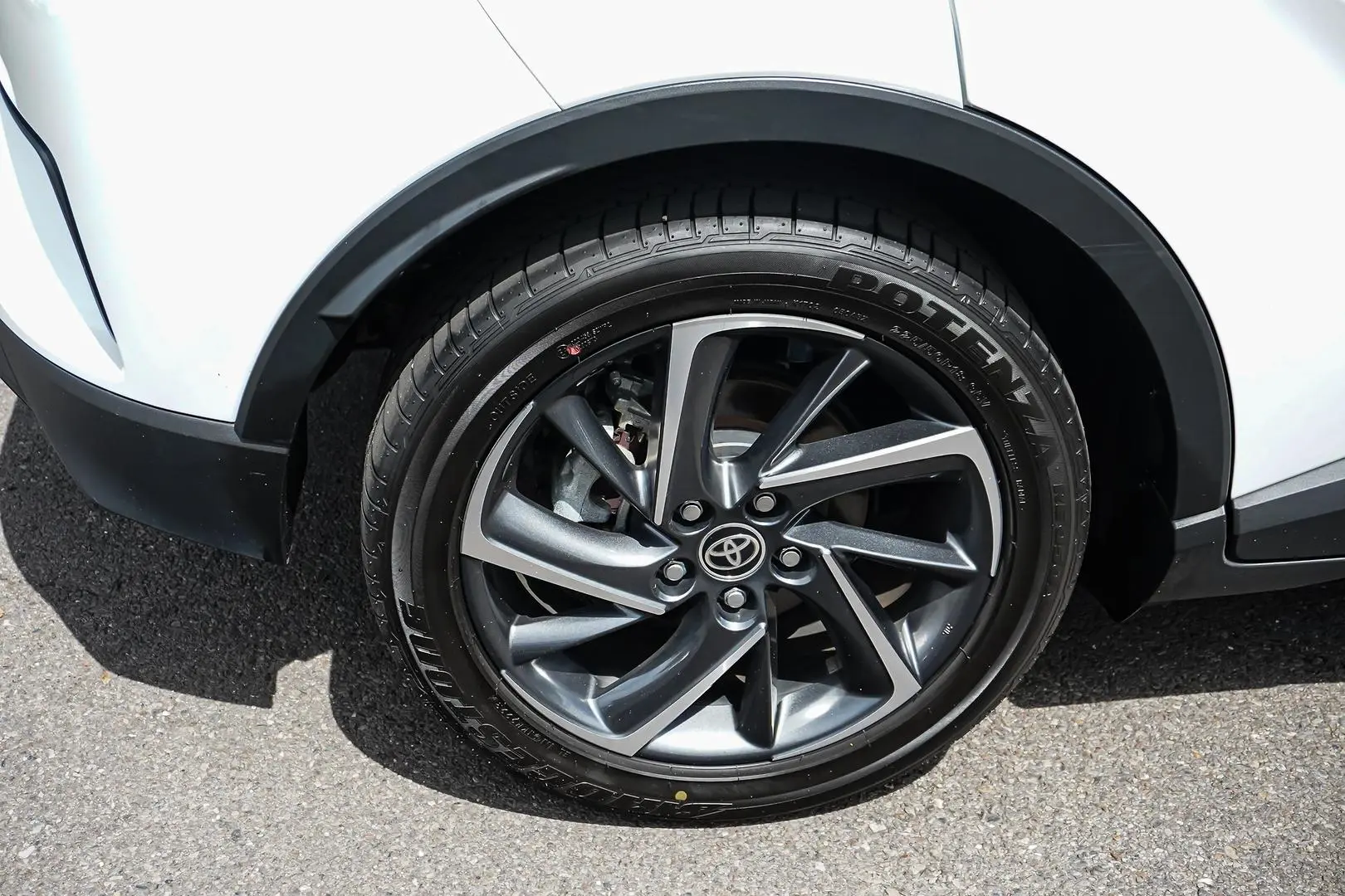 2023 Toyota C-HR Gallery Image 17