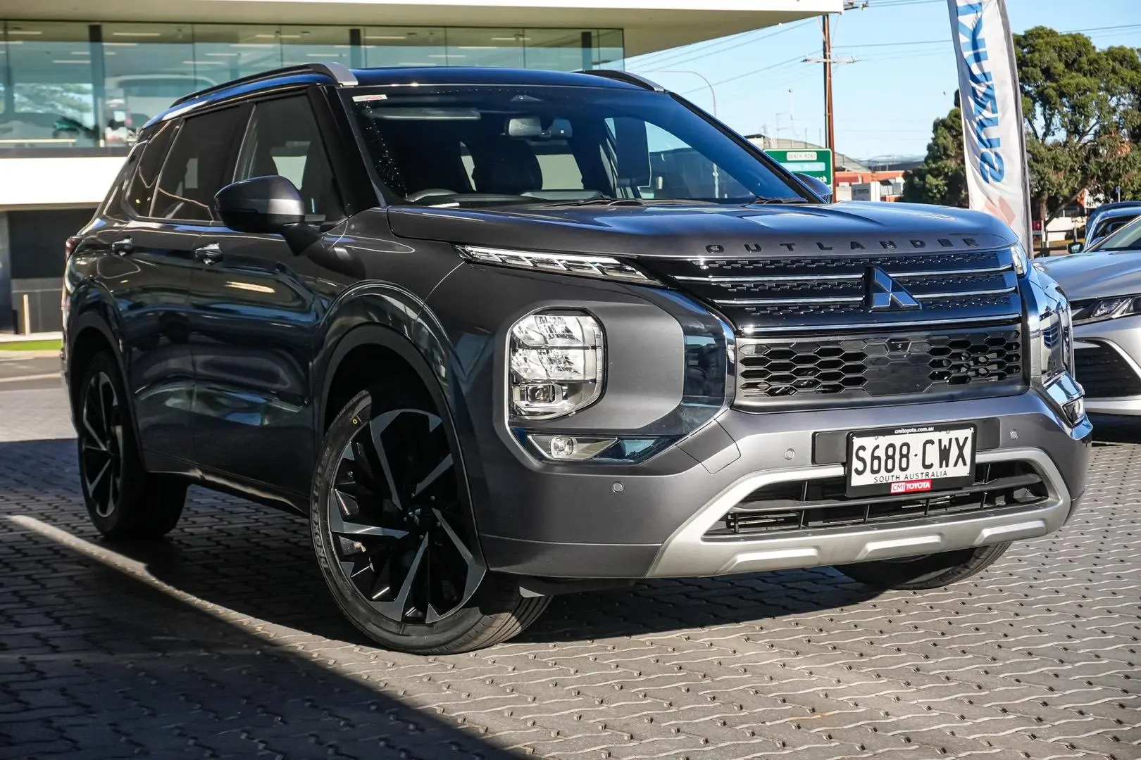 2023 Mitsubishi Outlander Gallery Image 2