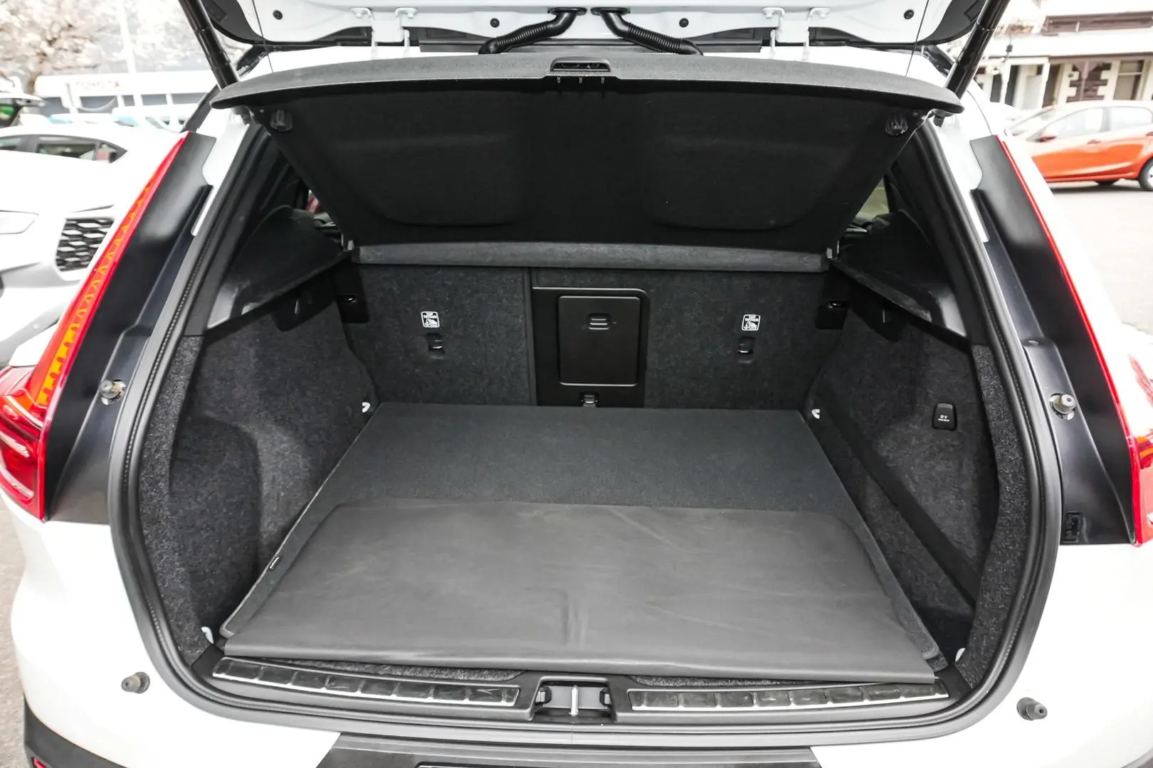 2020 Volvo XC40 Gallery Image 10