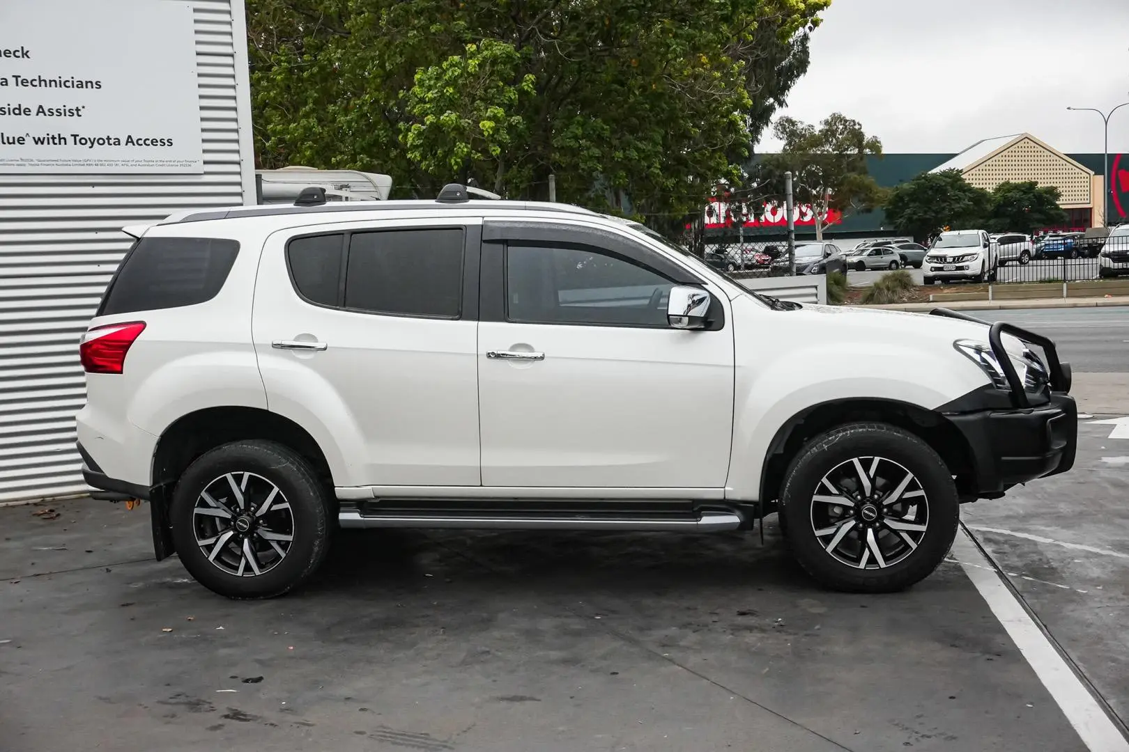 2019 Isuzu MU-X Gallery Image 4