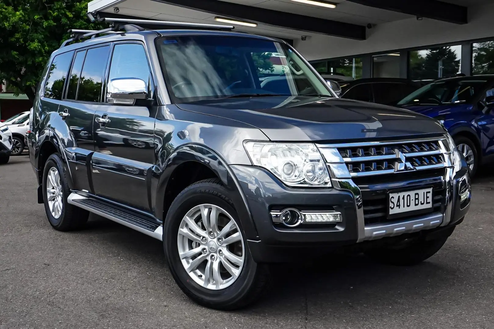 2015 Mitsubishi Pajero Gallery Image 2