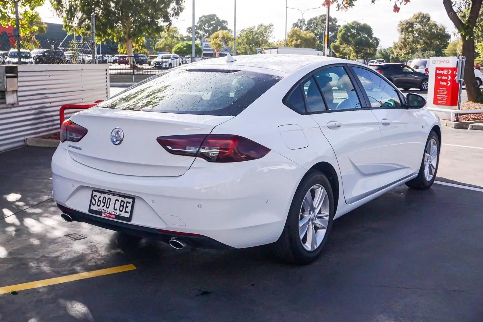 2018 Holden Commodore Gallery Image 2