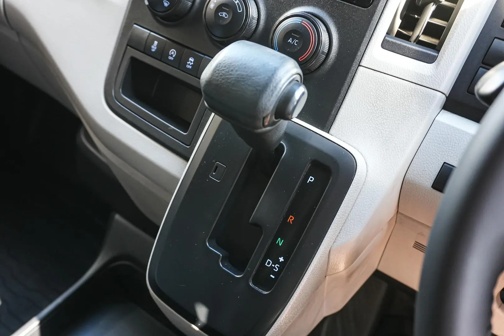 2022 Toyota Hiace Gallery Image 17