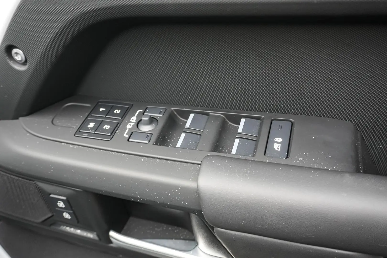 2025 Land Rover Defender Gallery Image 16