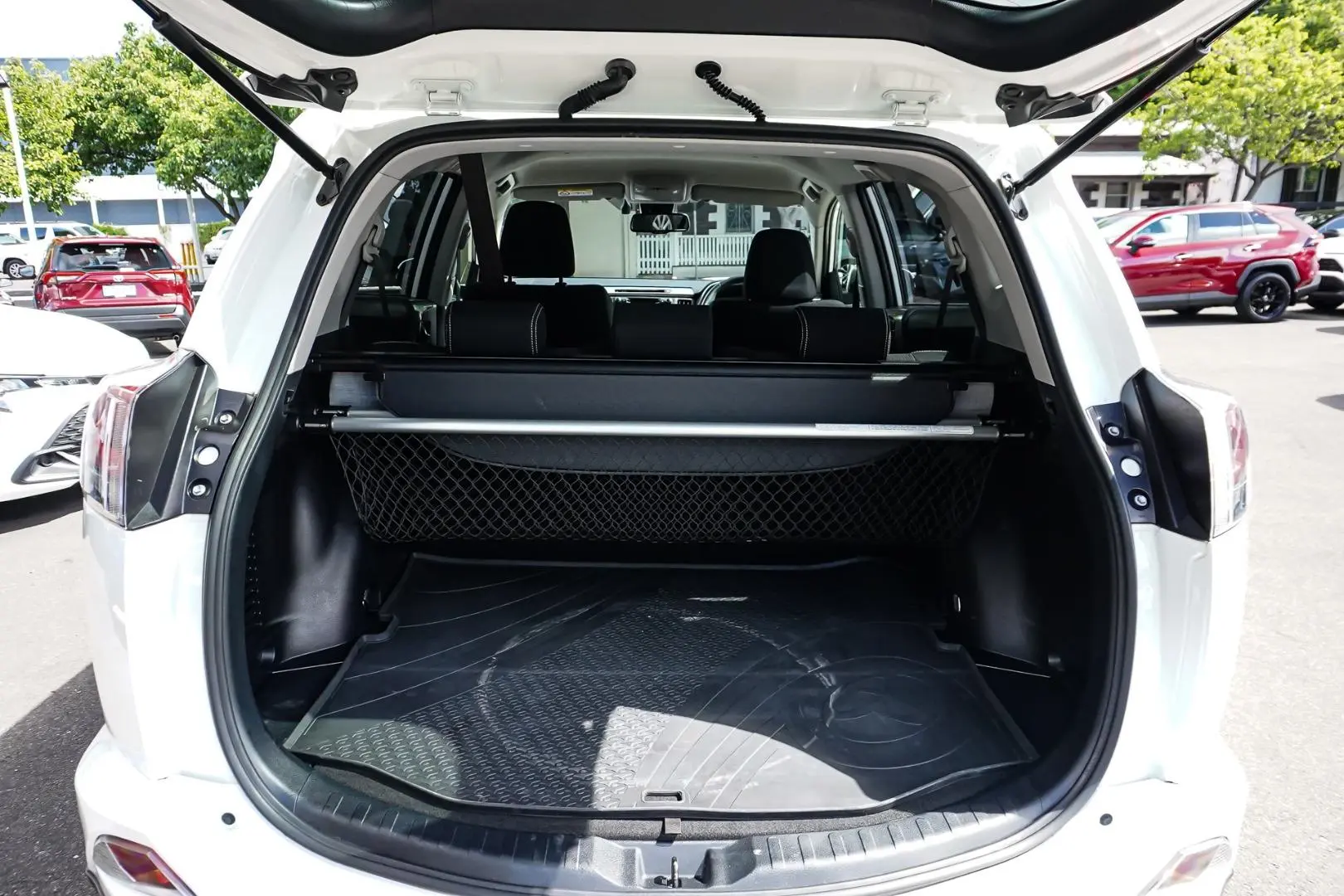 2018 Toyota RAV4 Gallery Image 9