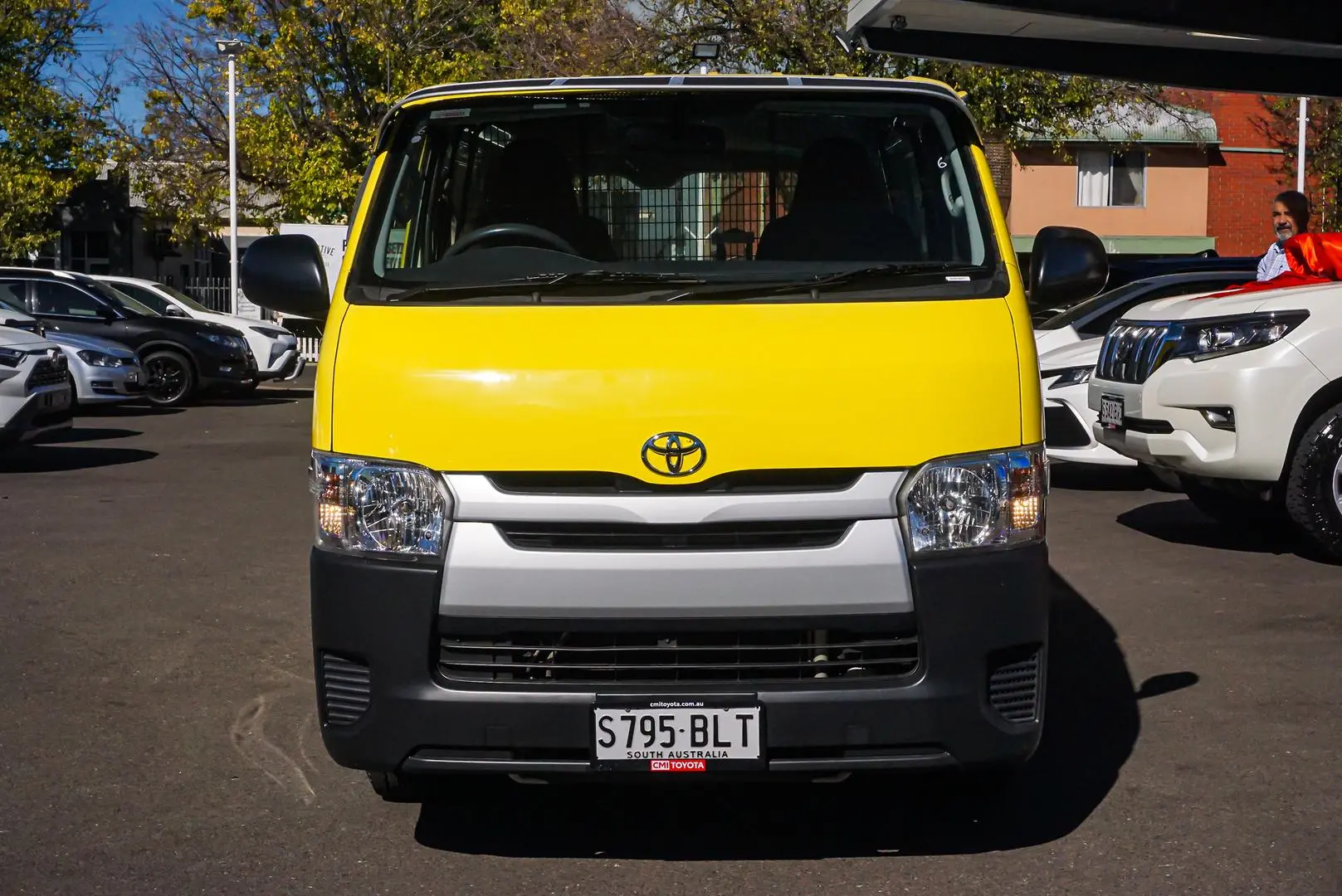 2016 Toyota Hiace Gallery Image 4