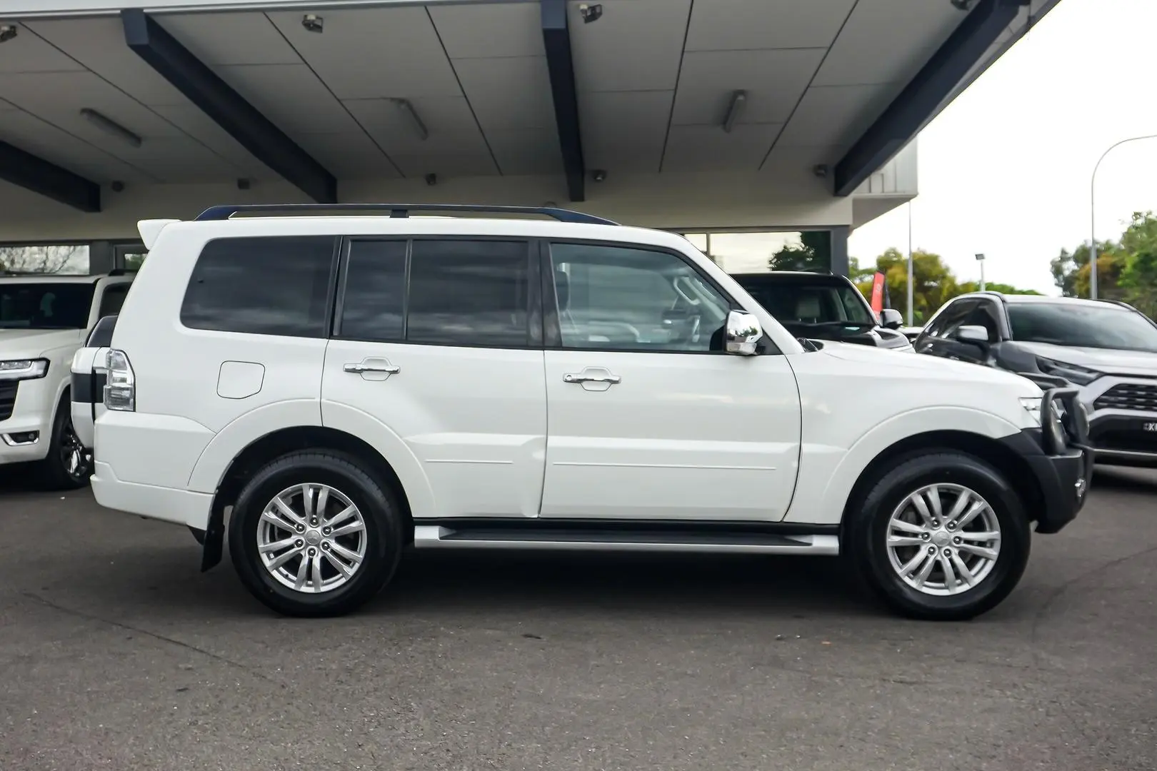 2015 Mitsubishi Pajero Gallery Image 4