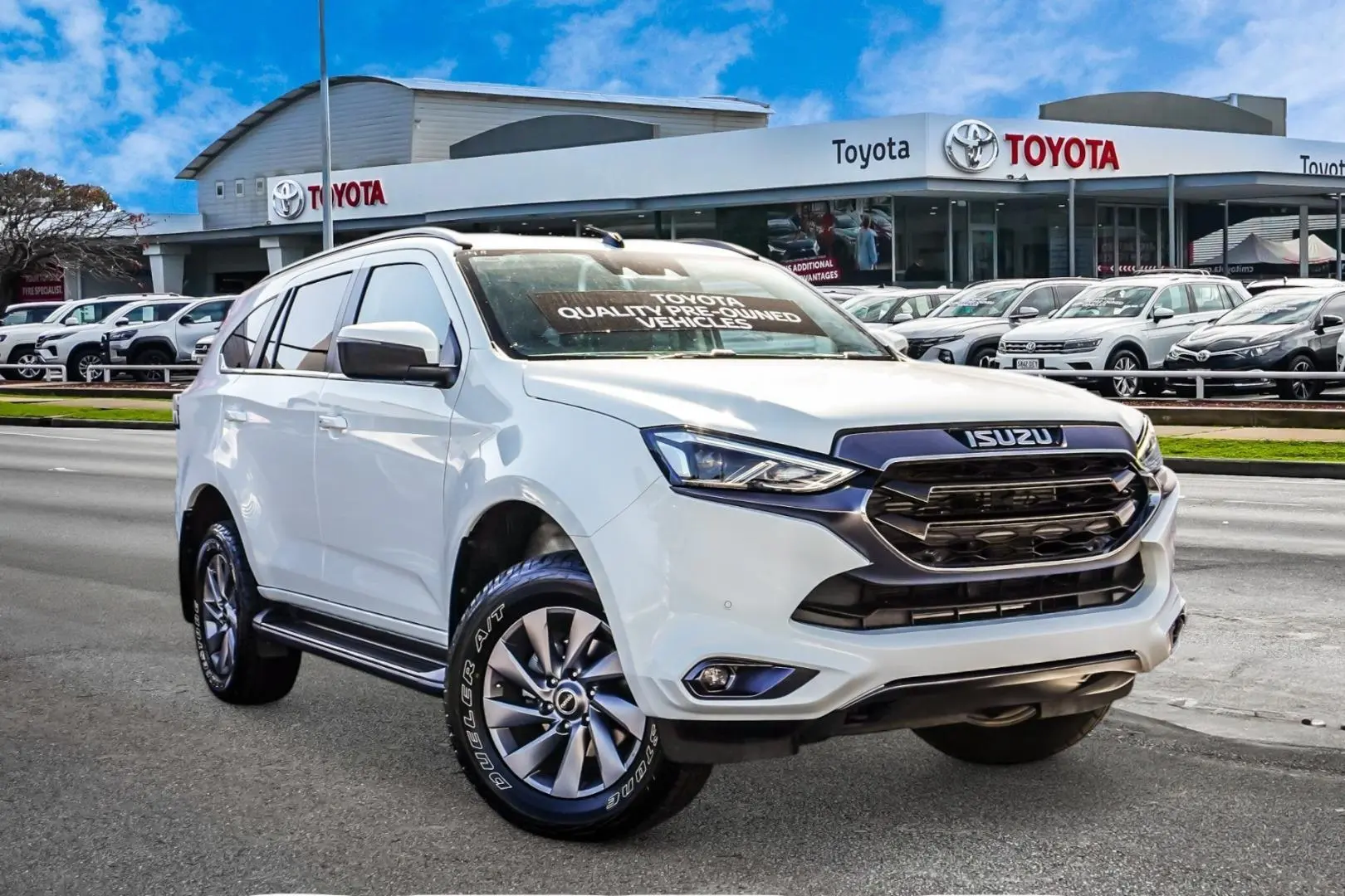 2023 Isuzu MU-X Gallery Image 1