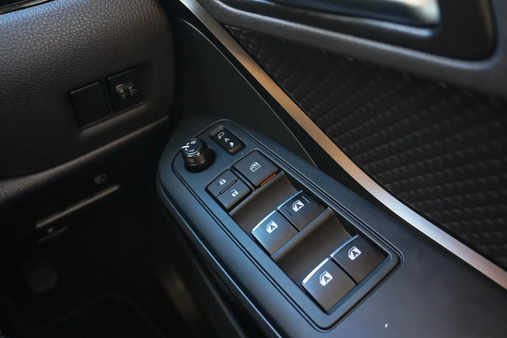 2018 Toyota C-HR Gallery Image 22