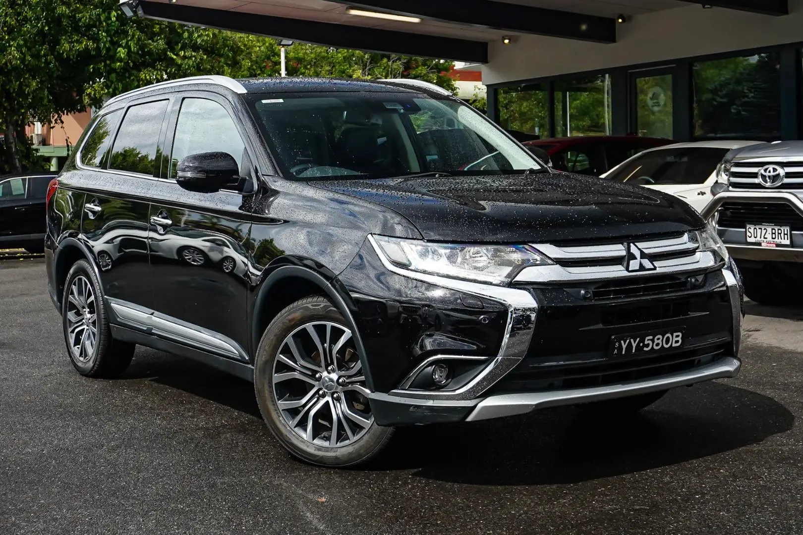 2017 Mitsubishi Outlander Gallery Image 2