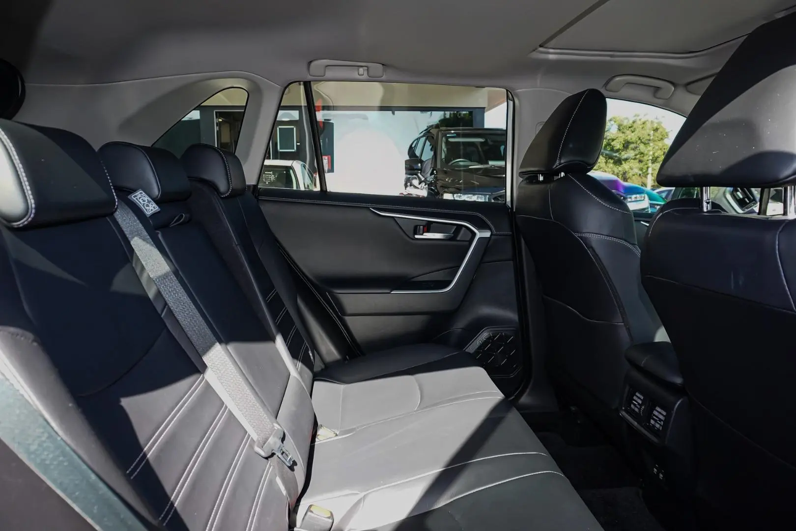 2019 Toyota RAV4 Gallery Image 7