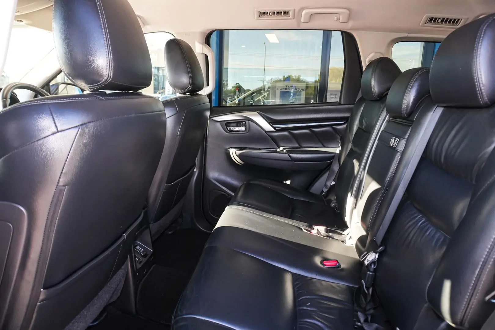 2018 Mitsubishi Pajero Sport Gallery Image 8