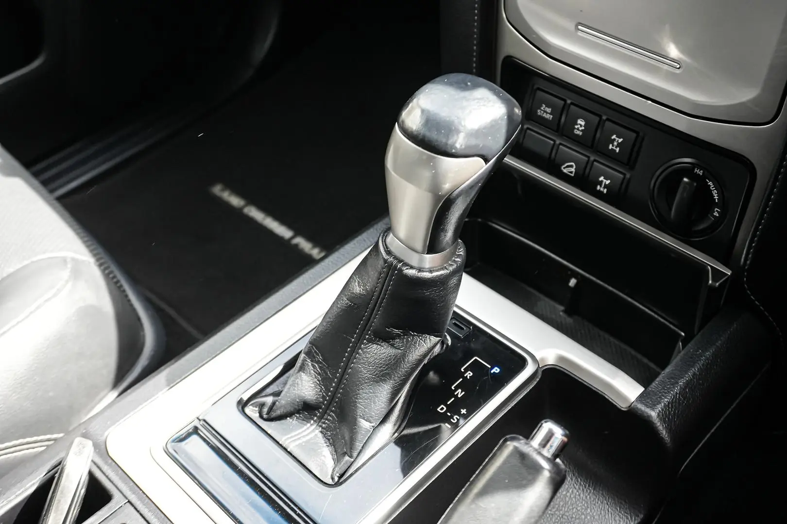 2017 Toyota Landcruiser Prado Gallery Image 18