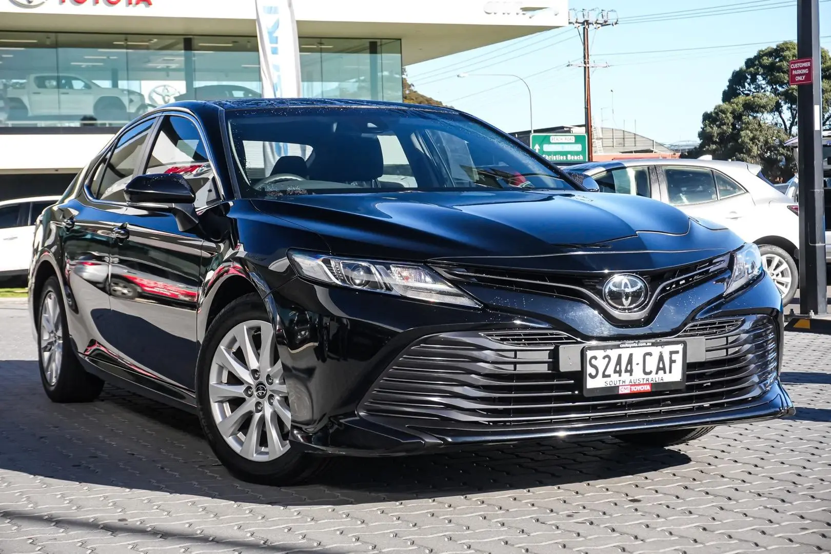 2019 Toyota Camry Gallery Image 2