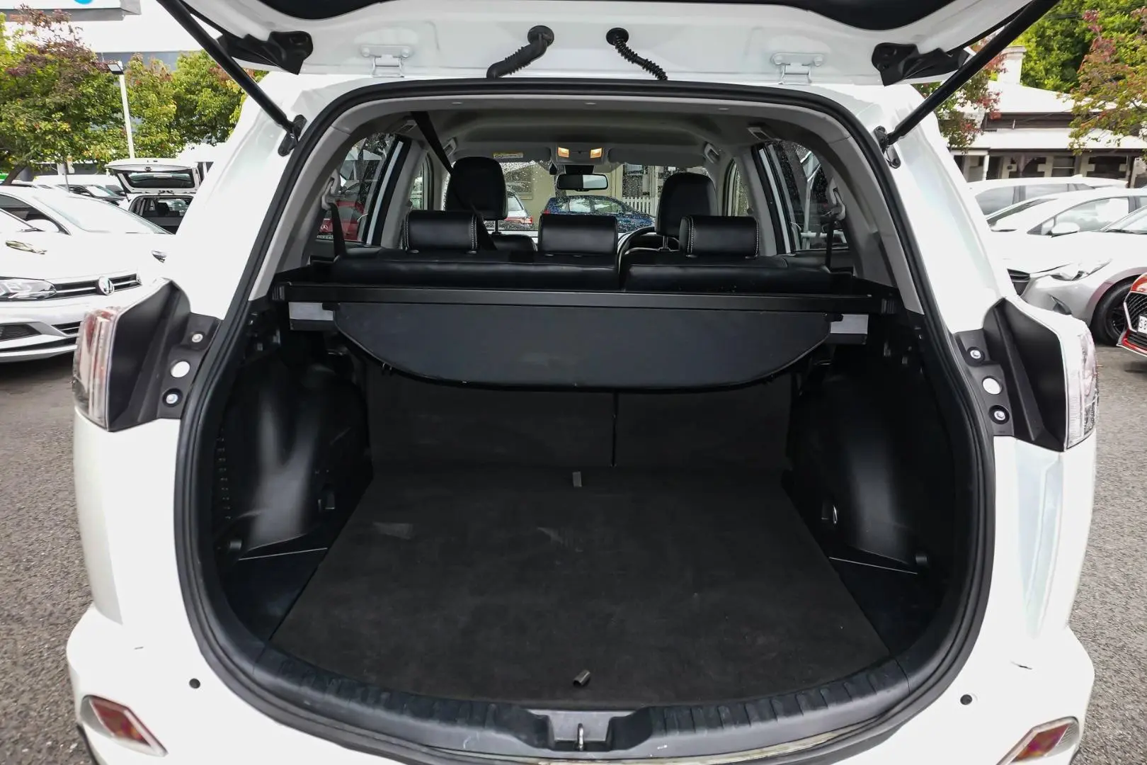 2018 Toyota RAV4 Gallery Image 10