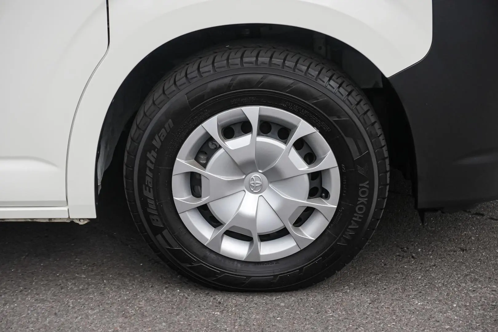 2021 Toyota Hiace Gallery Image 13