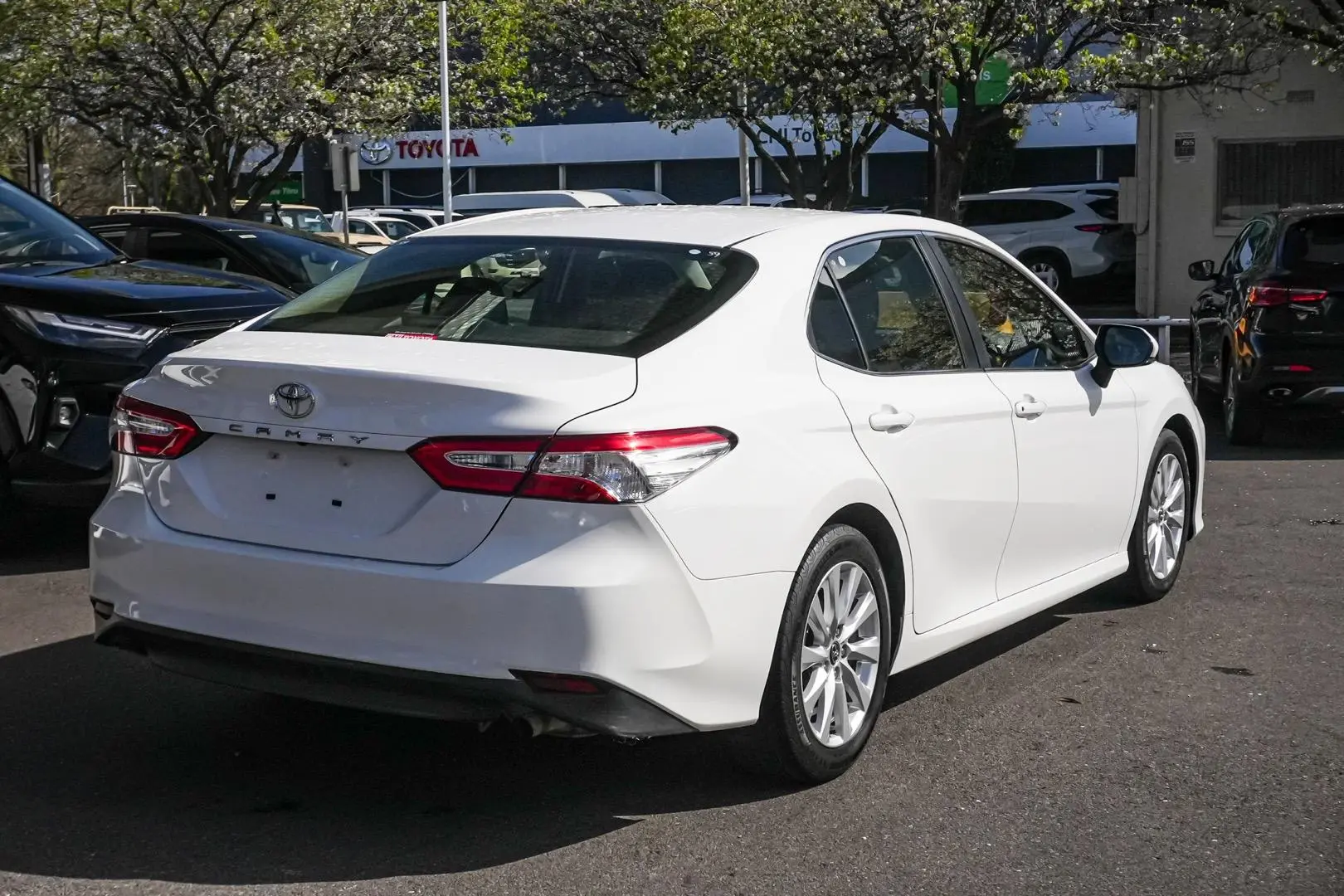 2019 Toyota Camry Gallery Image 3