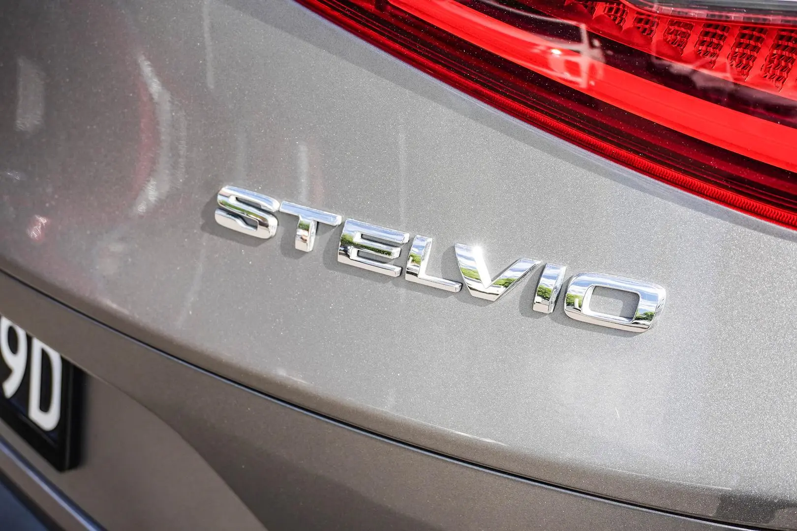 2018 Alfa Romeo Stelvio Gallery Image 15