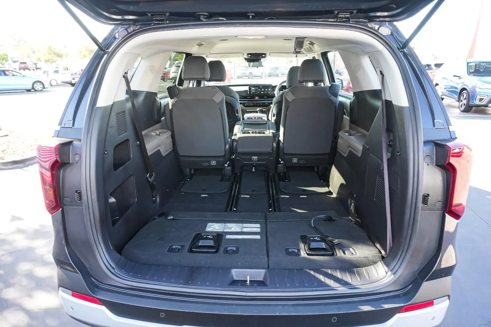 2024 Kia Carnival Gallery Image 13