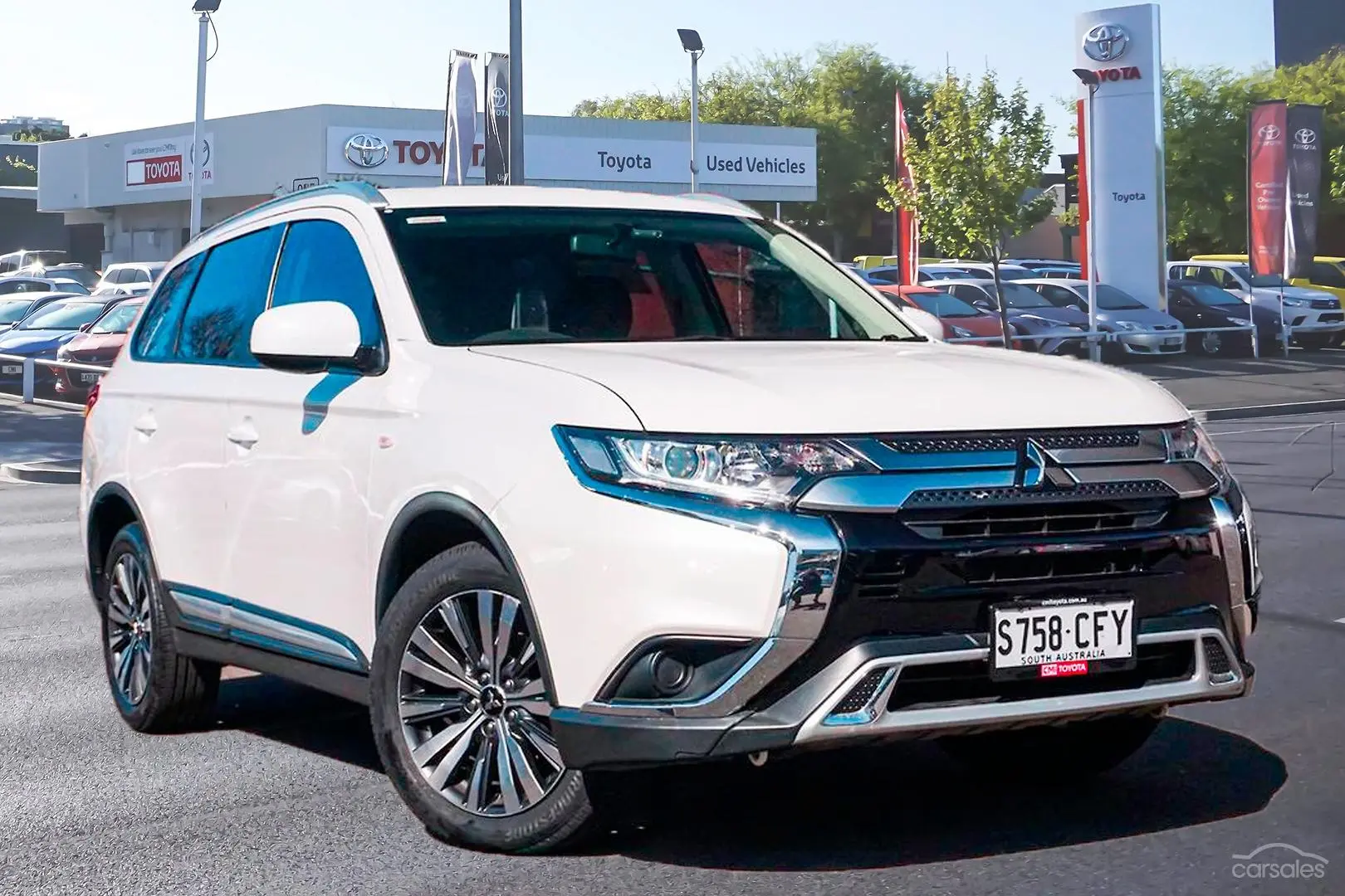 2019 Mitsubishi Outlander Image 1