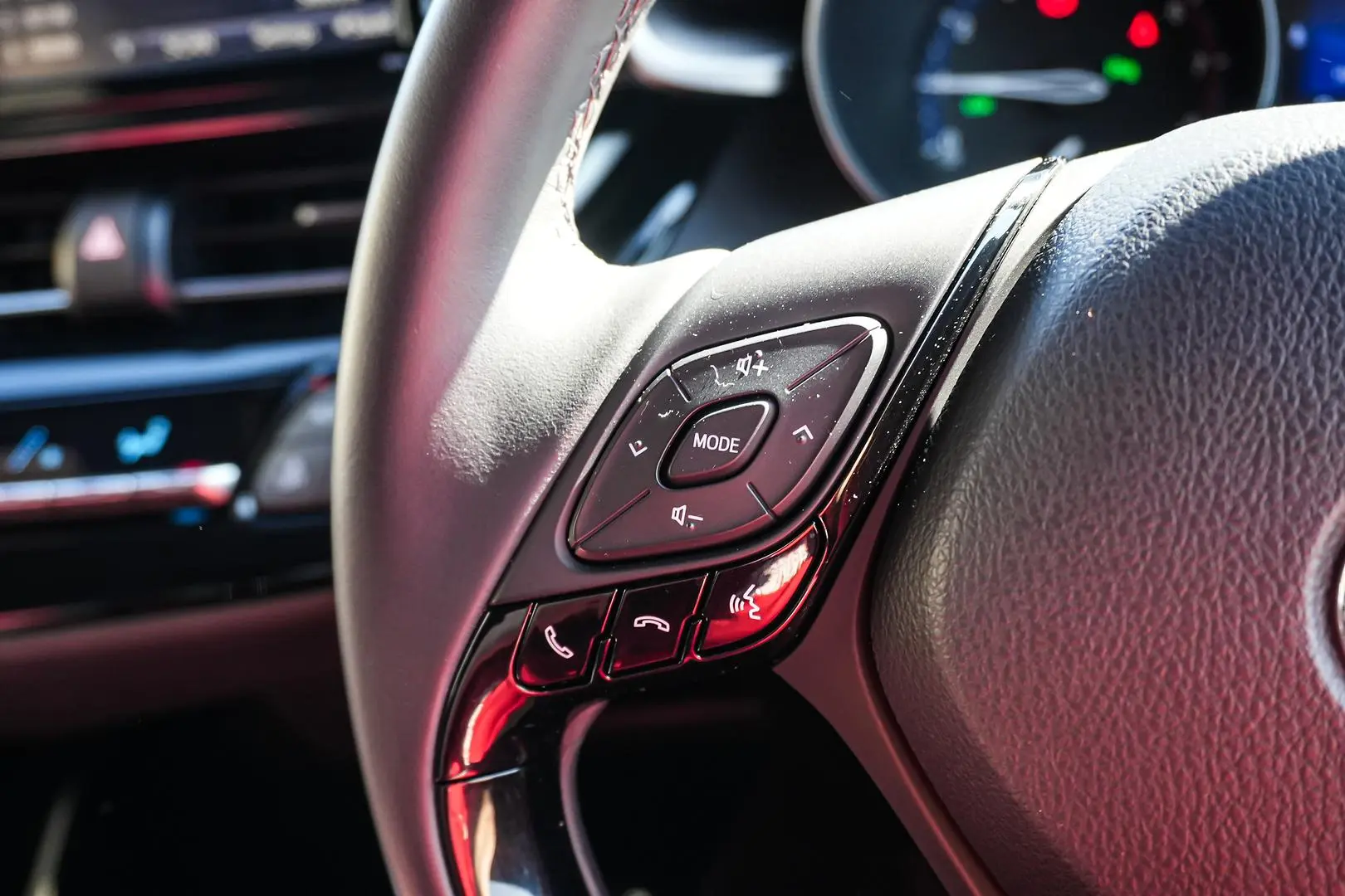 2018 Toyota C-HR Gallery Image 17