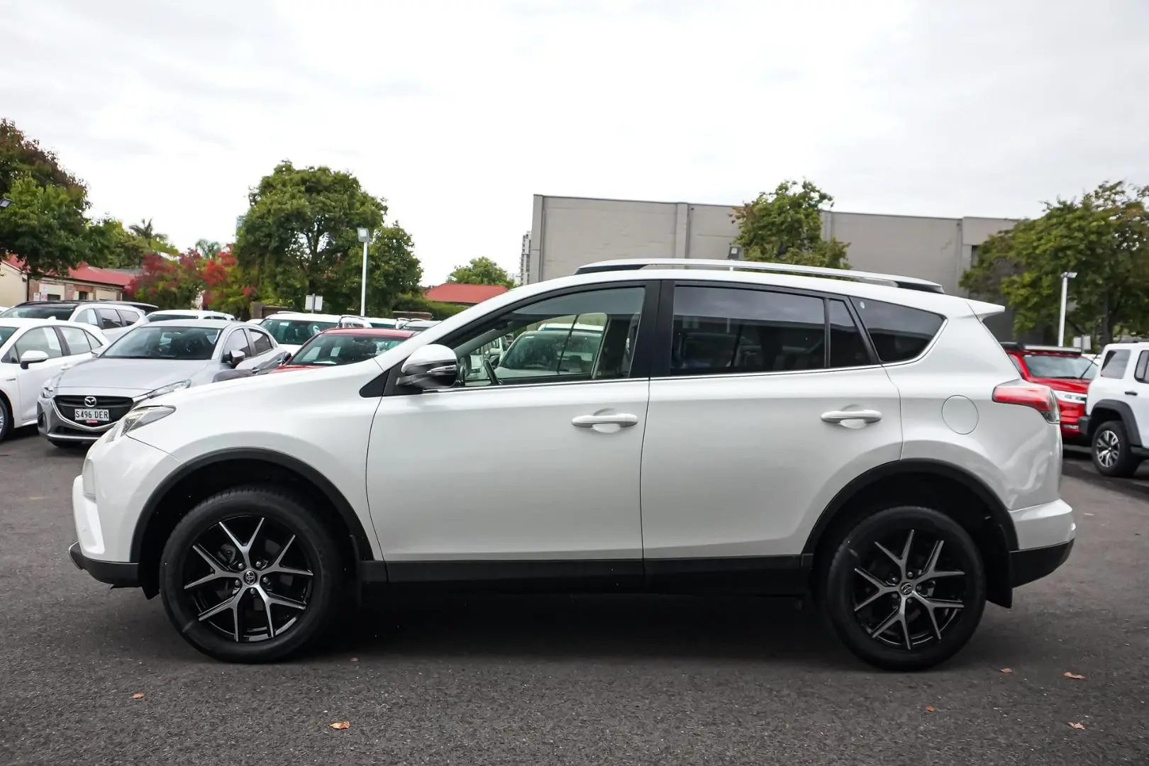 2018 Toyota RAV4 Gallery Image 4