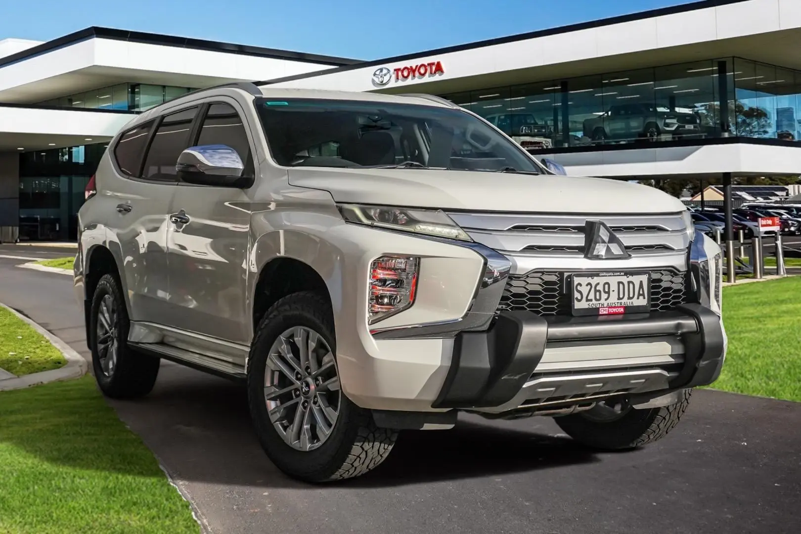 2021 Mitsubishi Pajero Sport Image