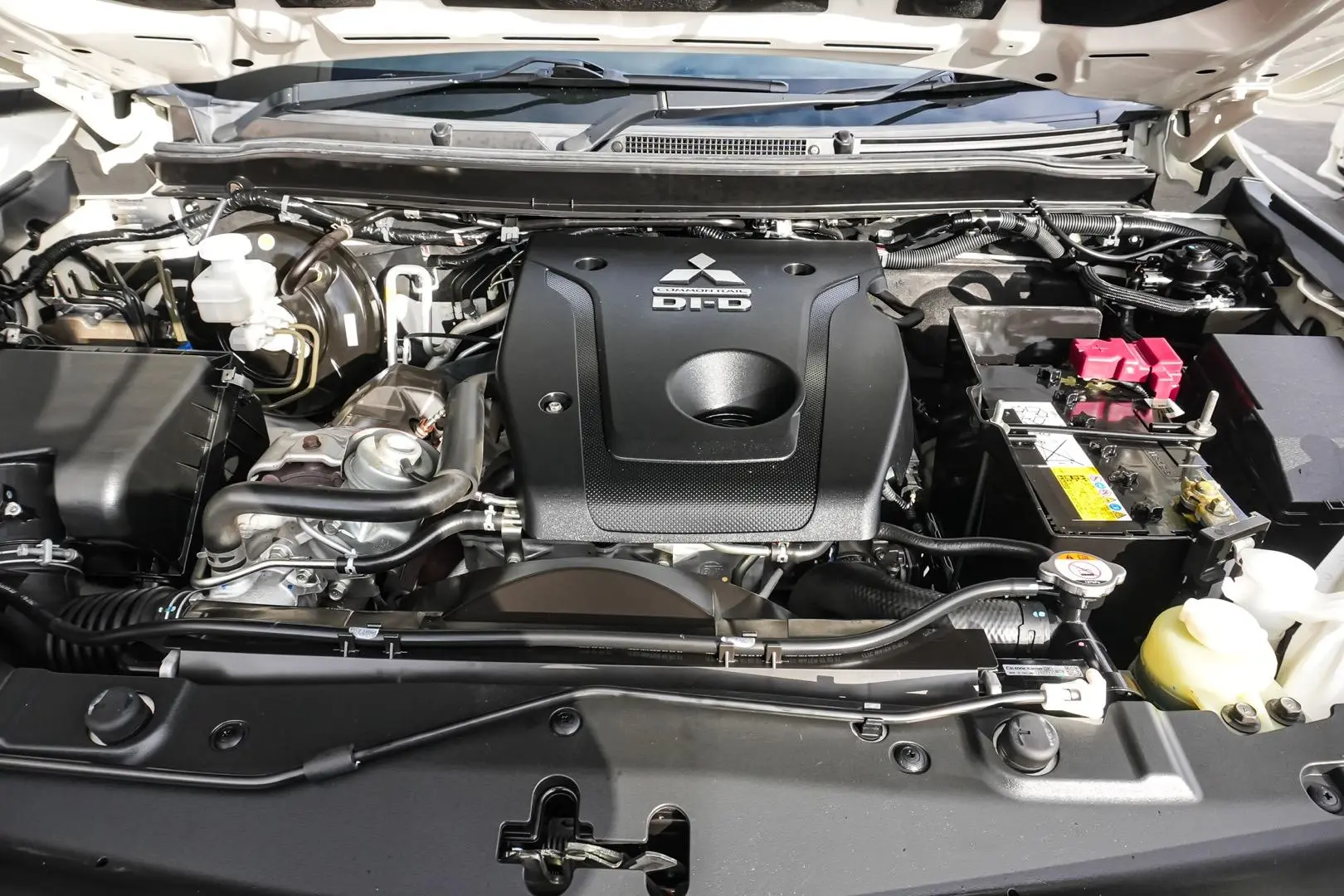 2021 Mitsubishi Pajero Sport Gallery Image 24