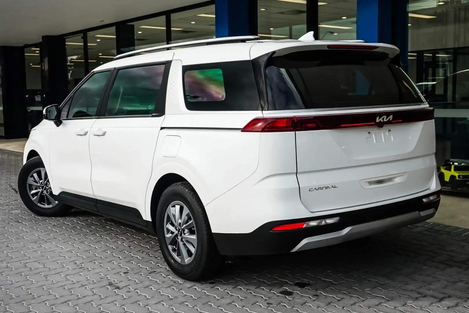 2023 Kia Carnival Gallery Image 2