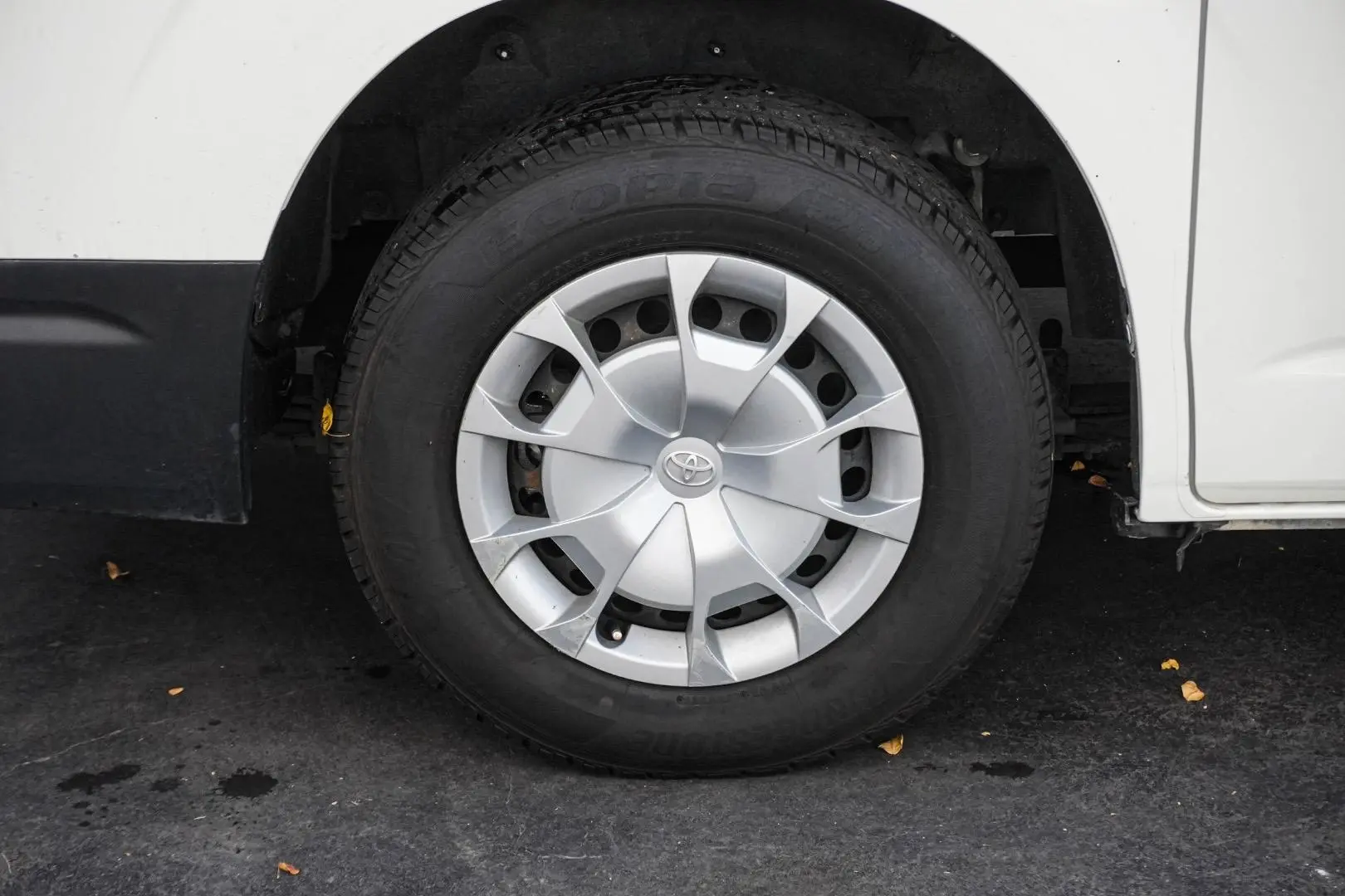 2020 Toyota Hiace Gallery Image 13
