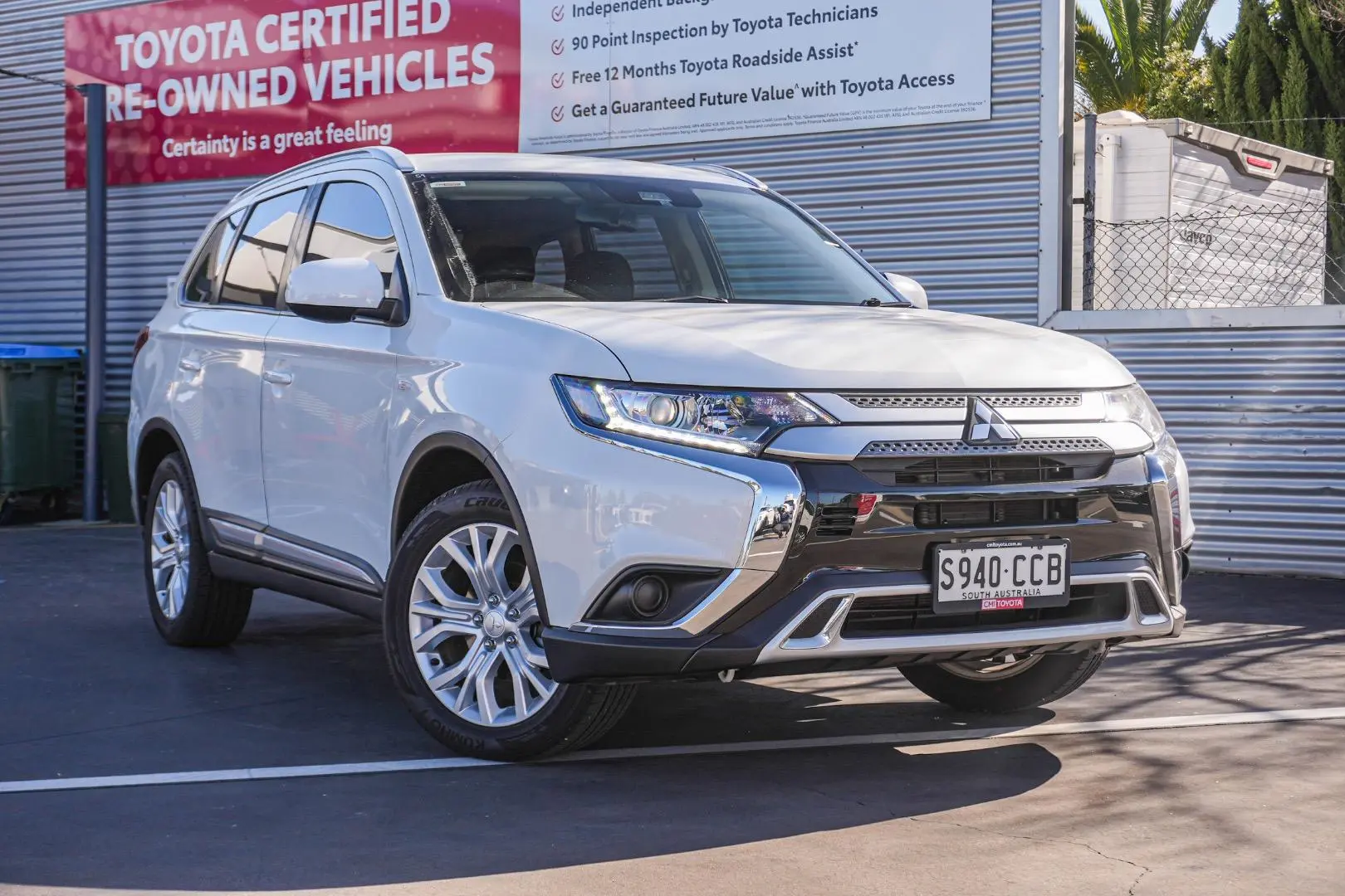 2019 Mitsubishi Outlander Gallery Image 2