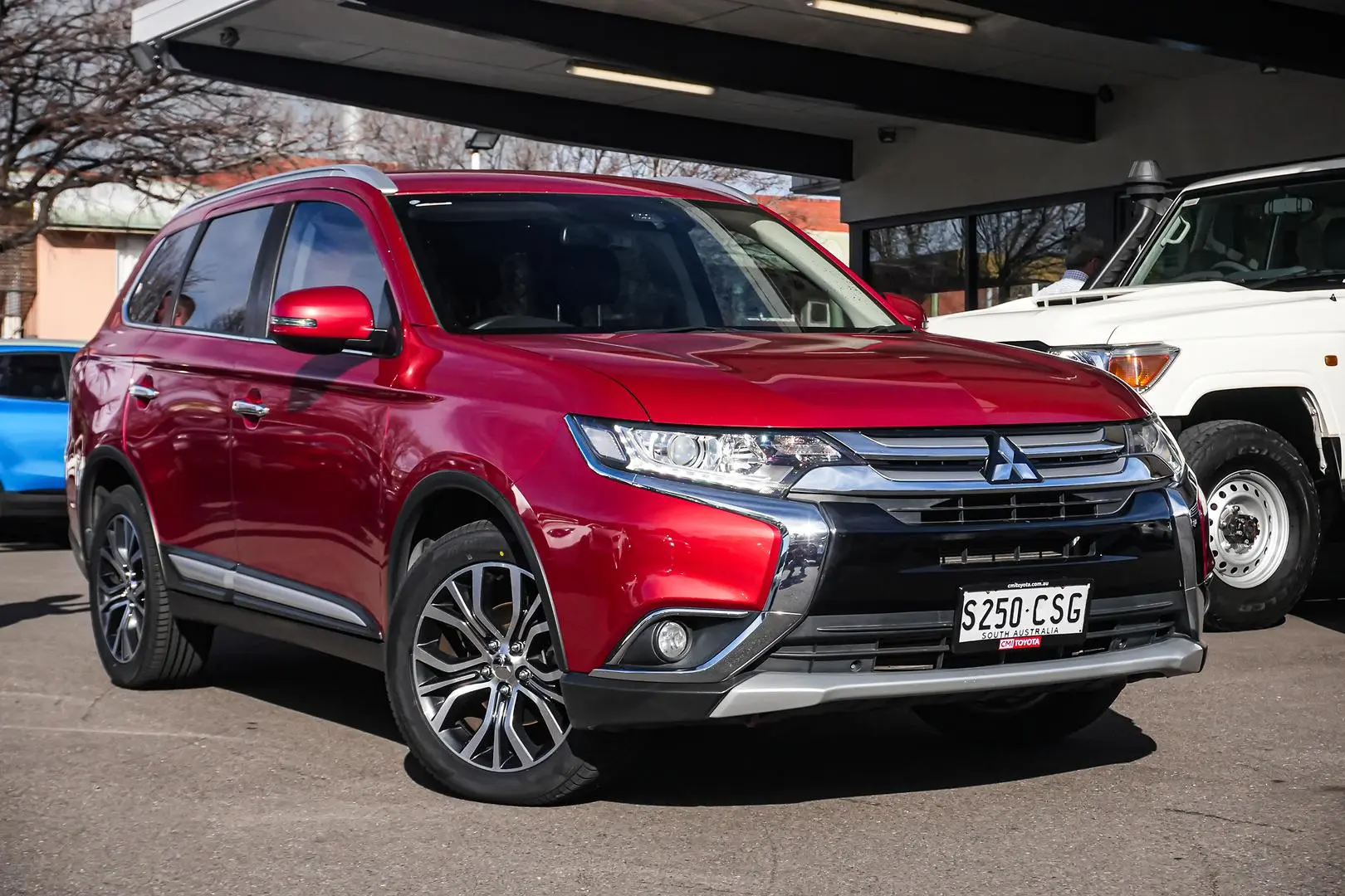 2018 Mitsubishi Outlander Gallery Image 2