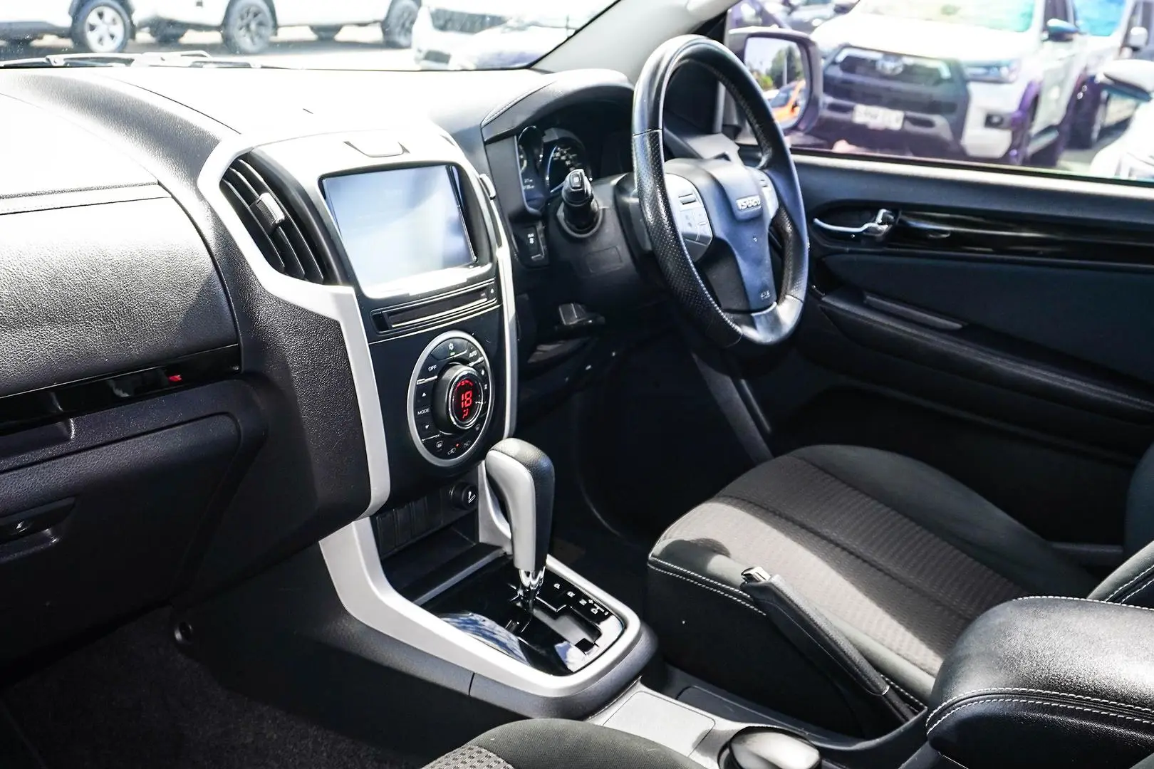 2020 Isuzu MU-X Gallery Image 10