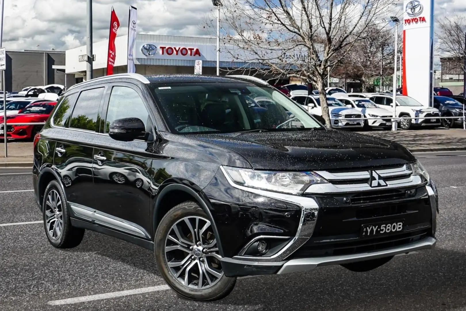 2017 Mitsubishi Outlander Gallery Image 1