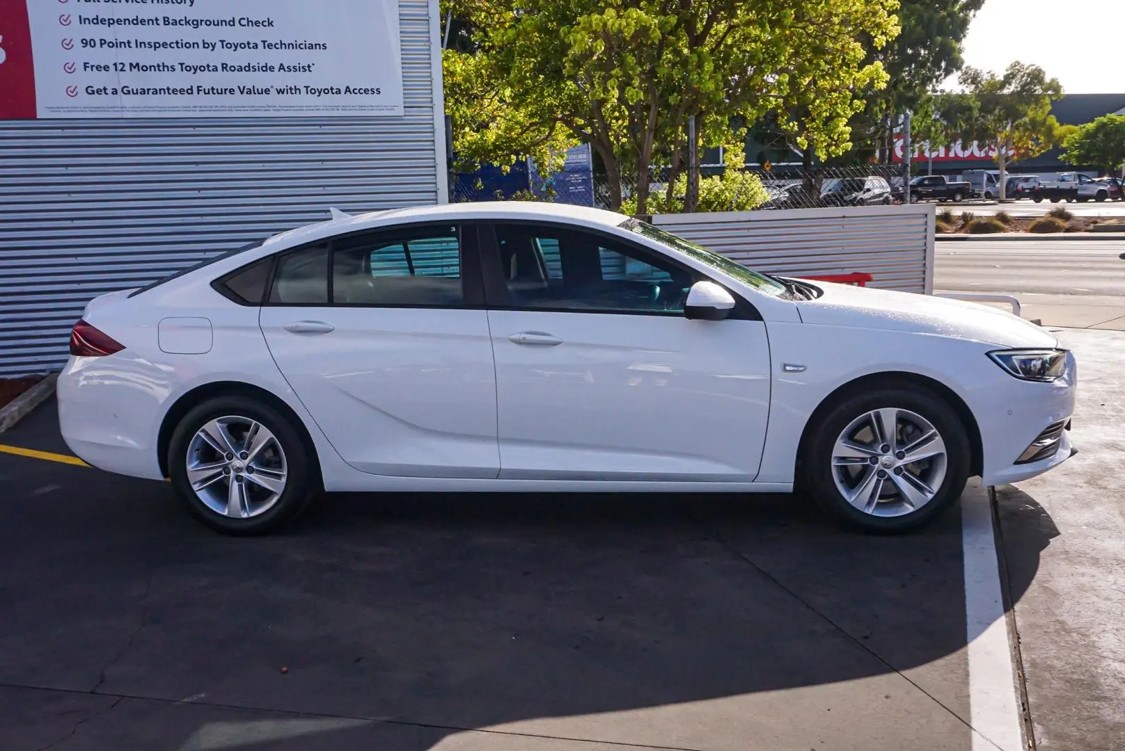 2018 Holden Commodore Gallery Image 3