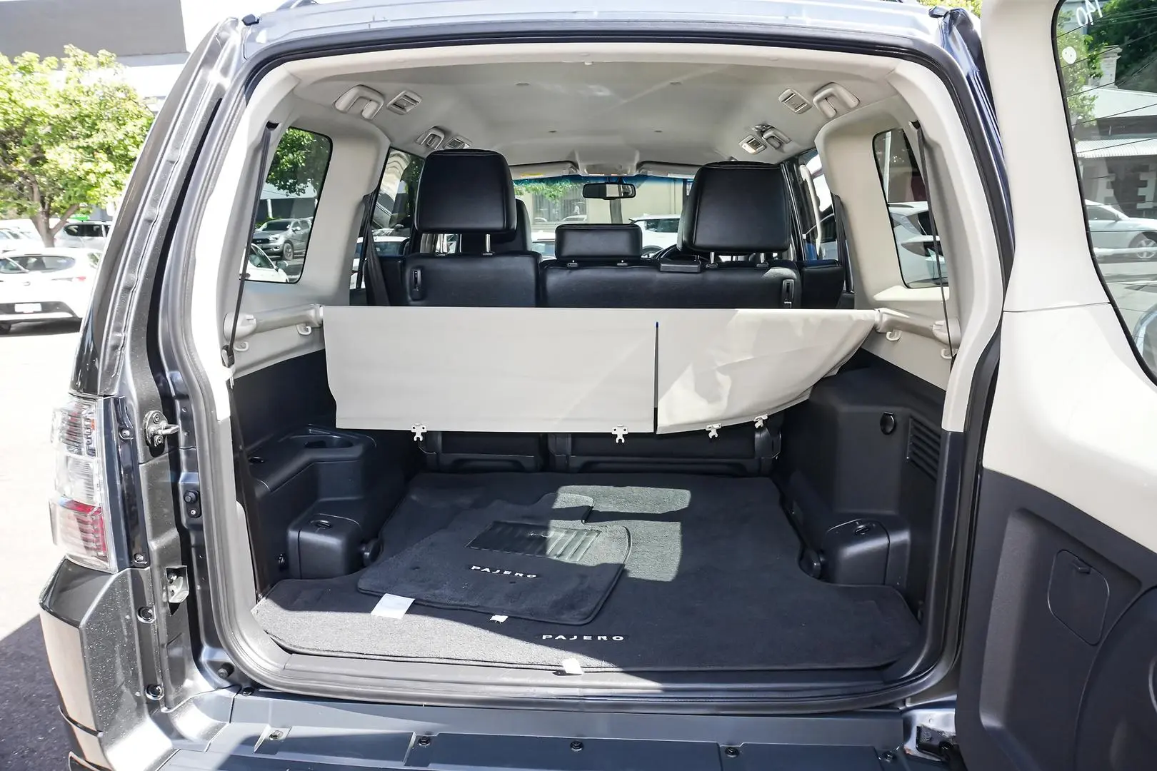 2017 Mitsubishi Pajero Gallery Image 11